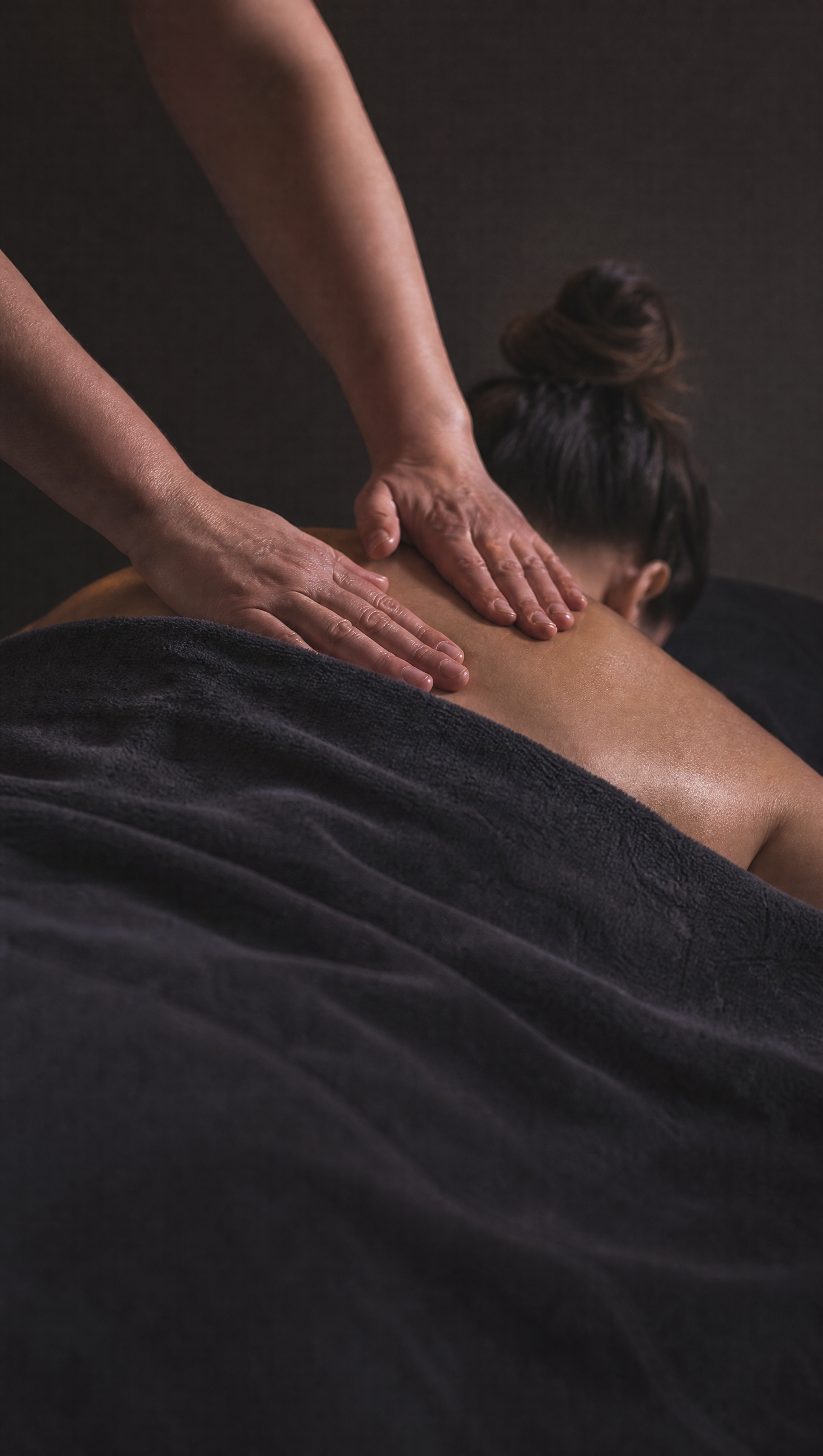 Händer som utför klassisk ryggmassage